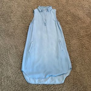 Linen vneck collared dress with pockets.